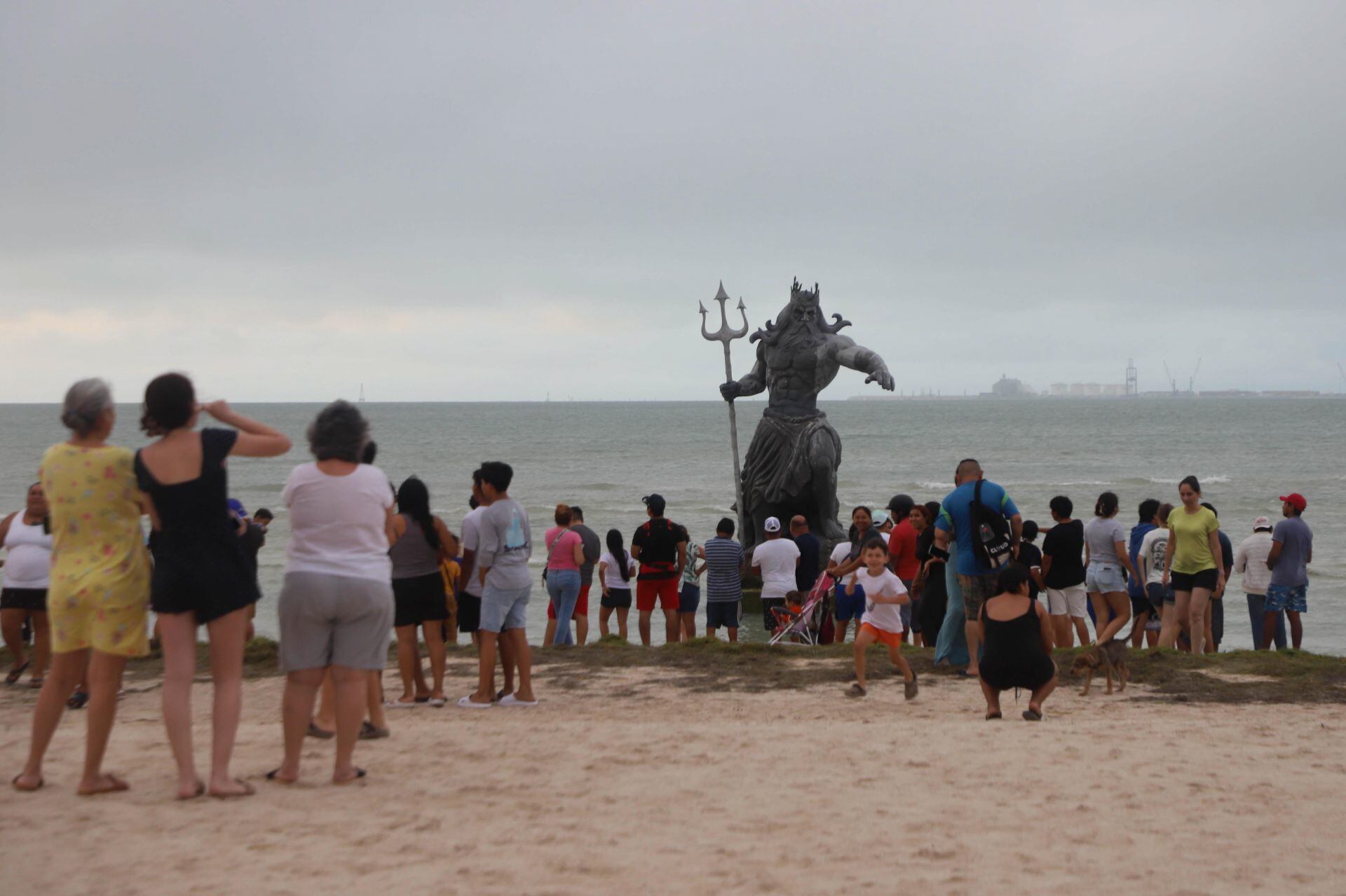 Turistas visitan estatua de Poseidón tras paso de huracán Beryl en Yucatán