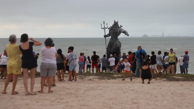 Turistas visitan estatua de Poseidón tras paso de huracán Beryl en Yucatán