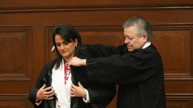 Otorgan toga y credencial a la nueva ministra