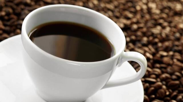 Beber 2 tazas de café al día evita el desarrollo de cirrosis hepática.