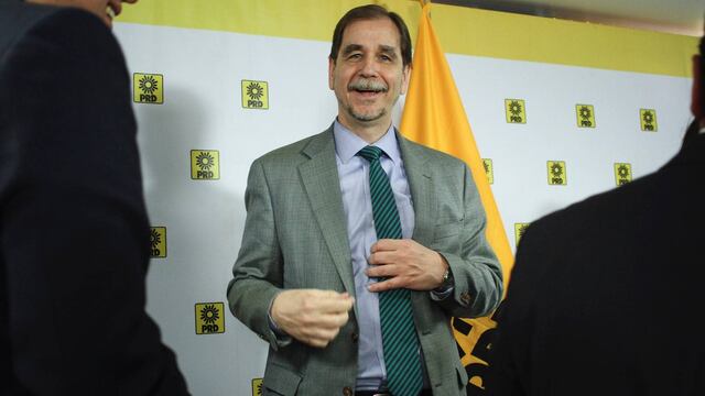 Agustín Basave. Firma de acuerdo por transparencia.