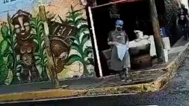 Taquero enjuaga su trapo en charco