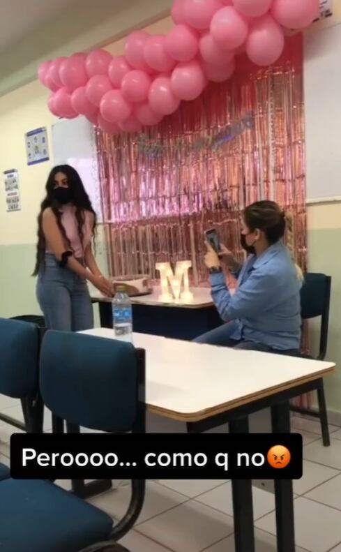 Alumnos al enterase que su maestra no cumplía años ese día