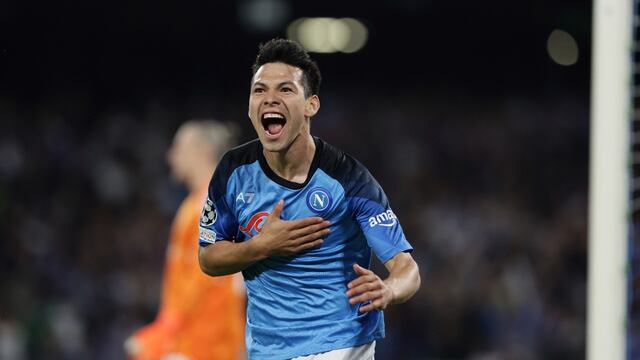 Chucky Lozano festeja gol con el Napoli