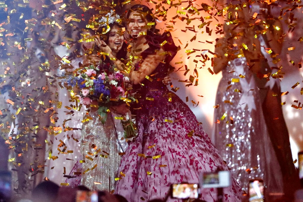 Andrea Meza sede corona a Harnaaz Sandhu Miss Universo 2021.