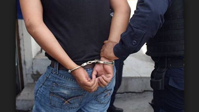 Esposado. Detención de dos venezolanos.