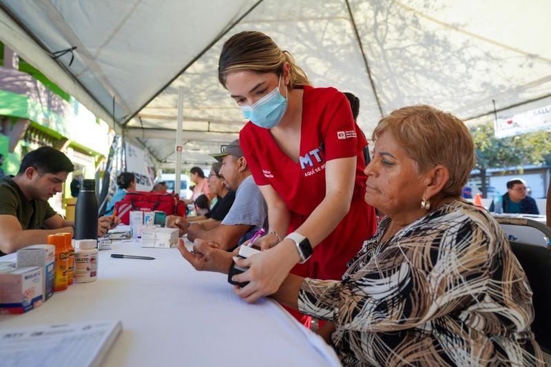 Monterrey llevó feria de servicios, apoyos y limpieza urbana a la colonia 10 de Marzo