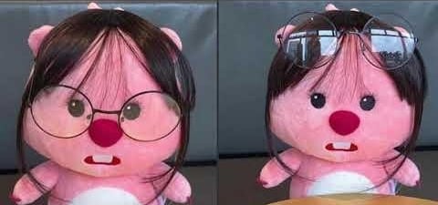 Este es el significado y contexto del peluche rosa con lentes