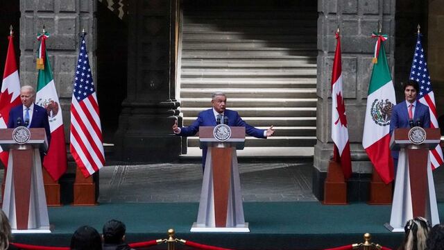 AMLO aplicó una mañanera y habló por casi 30 minutos durante la Cumbre de Líderes de América del Norte.
