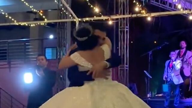 Se reencuentra con su familia en la boda de su hermana