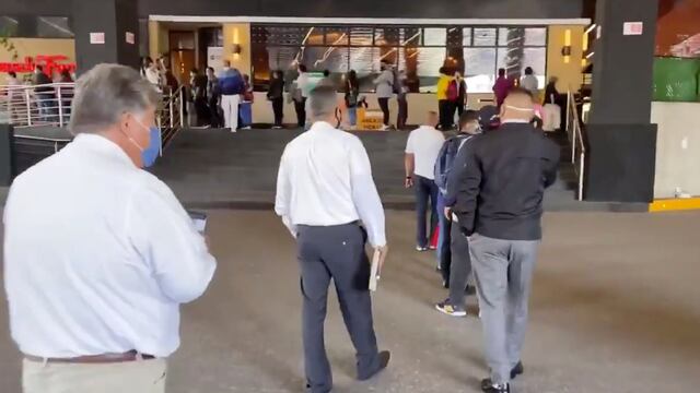 Filas para el centro comercial Parque Delta.