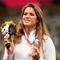 Atleta olímpica María Andrejczyk vende su medalla para ayudar a un bebé enfermo