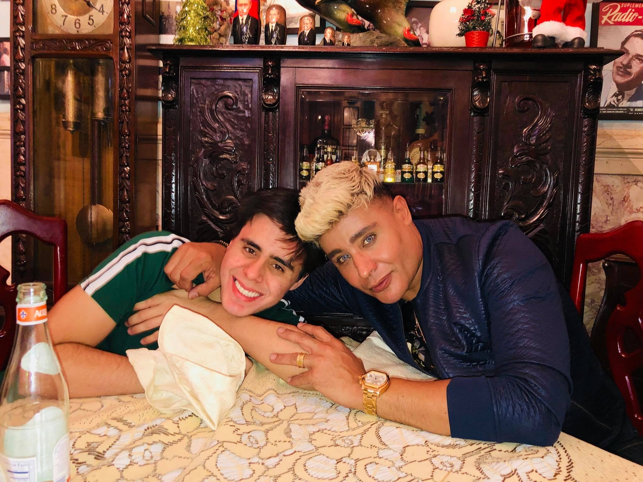 Eduardo Antonio, "El divo de Placetas", con su hijo.