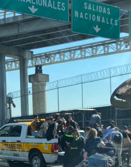 Viajeros afectados por bloqueo de taxistas
