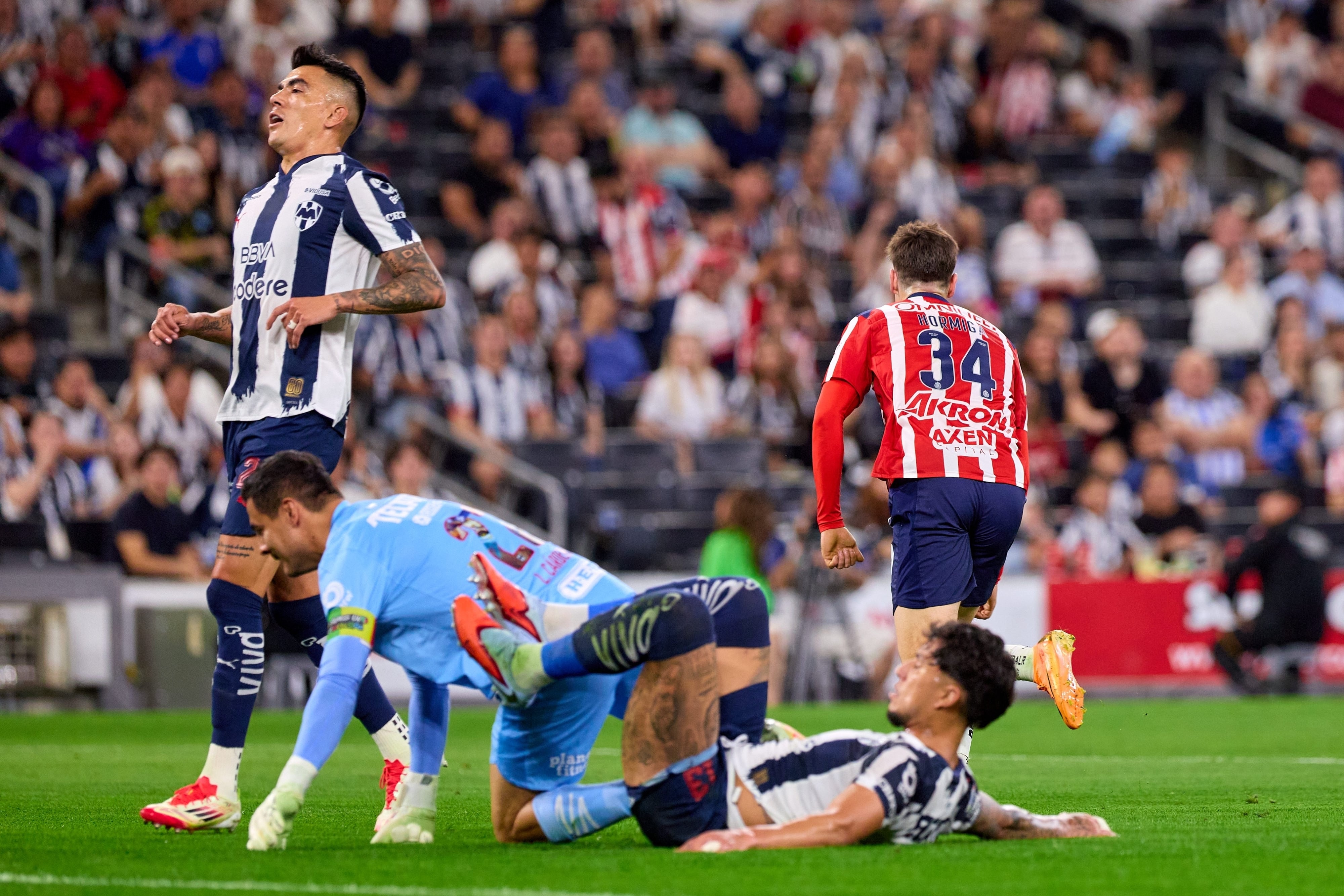 Chivas golea a Rayados y apunta al récord de puntos en la Liga MX.