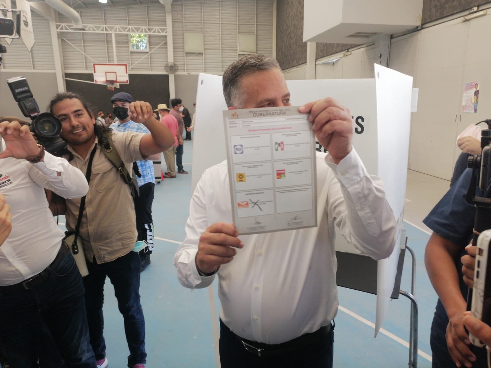 Arturo Díez Gutiérrez, el candidato de Movimiento Ciudadano a la gubernatura de Tamaulipas  acude a votar con su familia/periódico 5inco