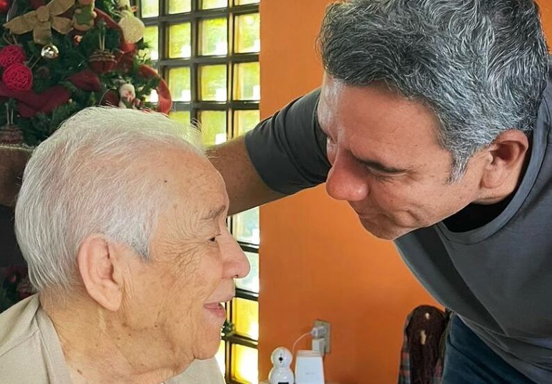 Héctor Sandarti con su mamá, Gertie Duarte