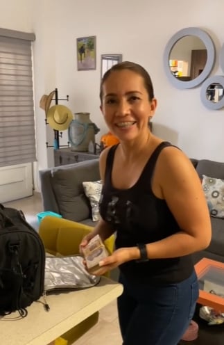 Marido regala aguinaldo a su esposa por ponerle lunch todo el año