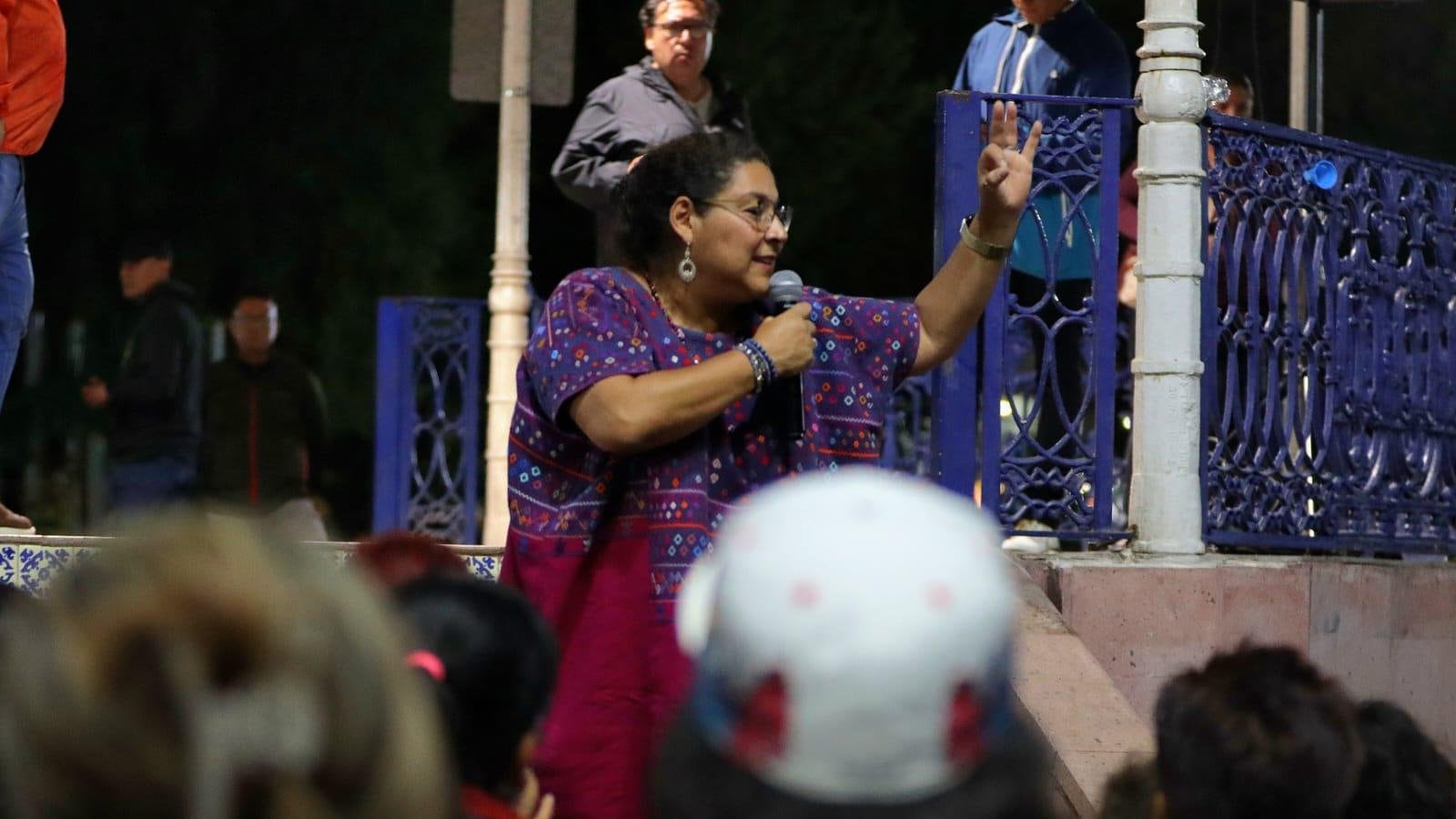 Lenia Batres, candidata a la SCJN, se resbaló y casi se rompe la crisma en Colima; así reaccionó