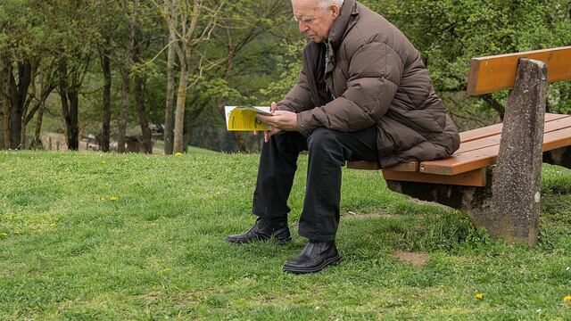 Su esposa murió y ahora este abuelito busca compañía en una escuela.