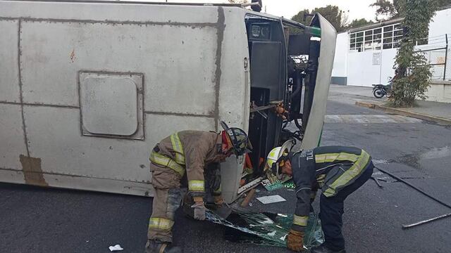 Volcadura de microbús deja 15 heridos en Tlalnepantla