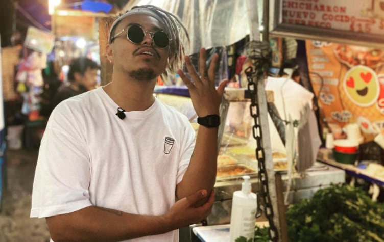 Lalo Elizarrarás en un puesto de tacos