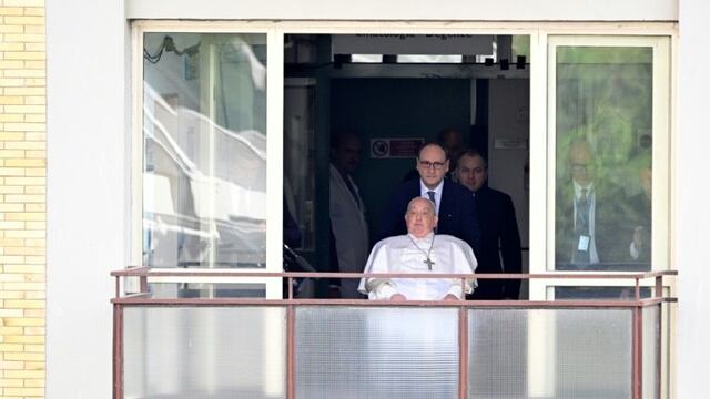 Papa Francisco salud a fieles tras ser dado de alta por su estado de salud
