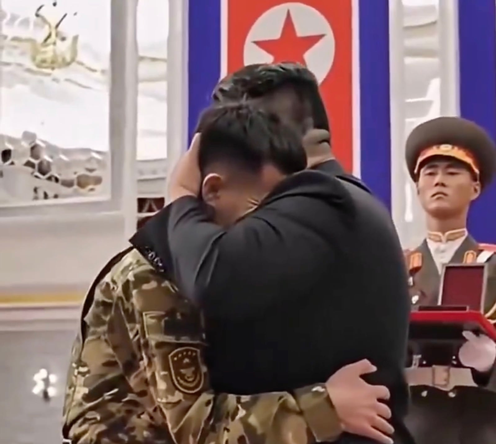 Kim Jong-Un abraza a soldado de Corea del Norte