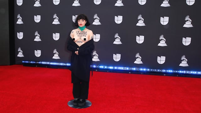 Danny Moloshok se desnuda