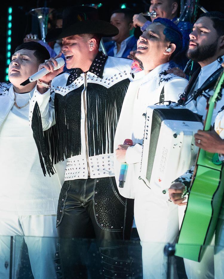 Grupo Firme en su show de la NFL.