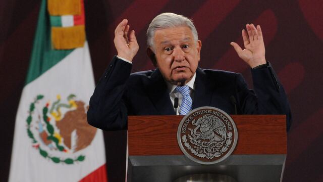Andrés Manuel López Obrador, presidente de México, responde a la prensa.