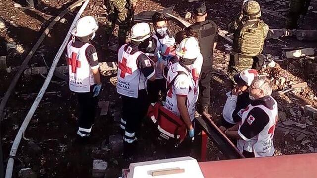 Fotografía cedida por la Cruz Roja Mexicana de paramédicos de la Cruz Roja trabajando en la zona de la explosión en un mercado de pirotecnia hoy, martes 20 de diciembre de 2016, en el municipio mexicano de Tultepec, en el estado de México (México). EFE/Cruz Roja Mexicana/SOLO USO EDITORIAL