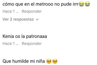 Usuarios aplauden a Kenia Os dando un concierto en el Metro de Monterrey.