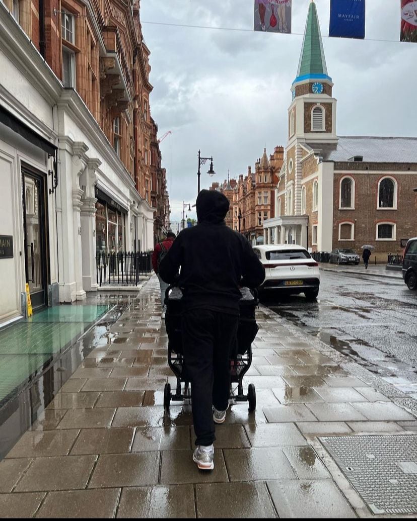 Chicharito Hernández paseó junto a sus hijos y su pareja por las calles de Londres.