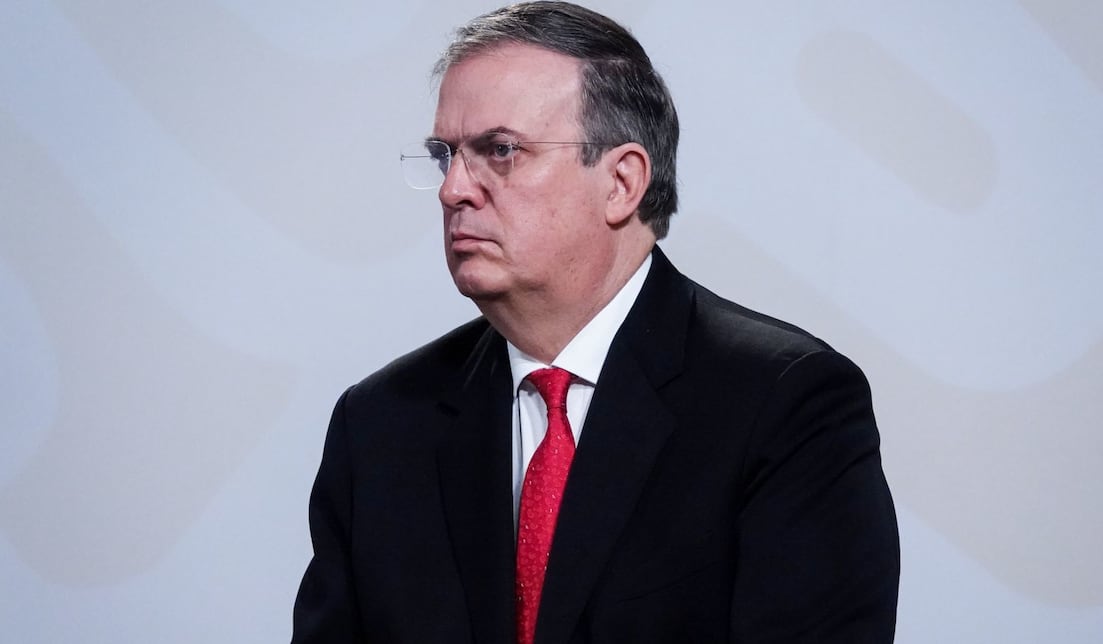 Critican a Marcelo Ebrard por tener un "trabajador" así