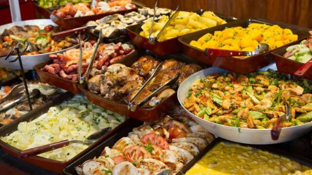 Comer en exceso por la noche podría traerte problemas de salud