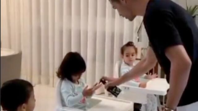 CR7 enseña a sus hijos a desinfectarse las manos