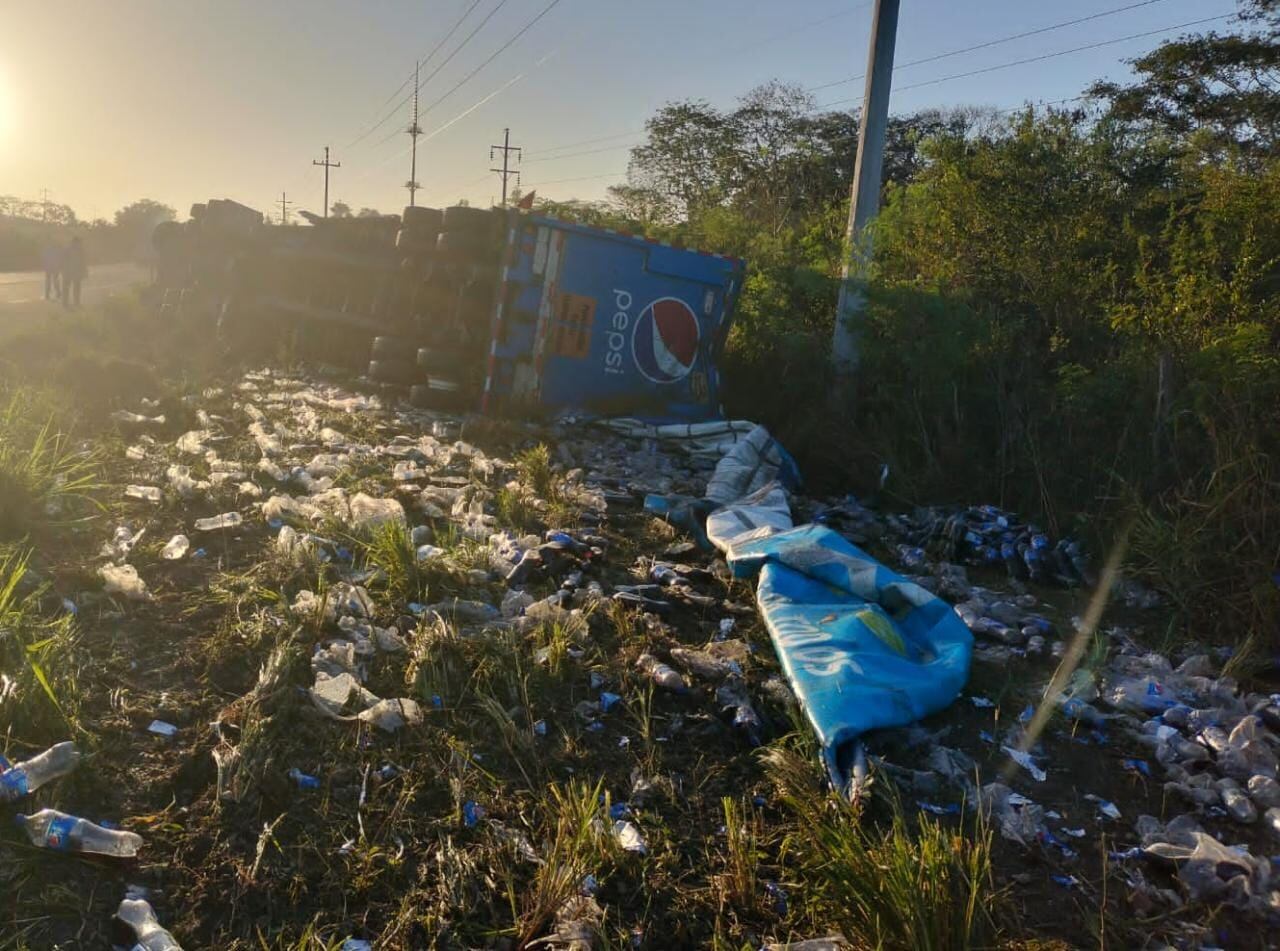 Camión de Pepsi volcado