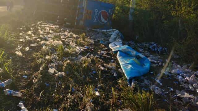 Camión de Pepsi volcado