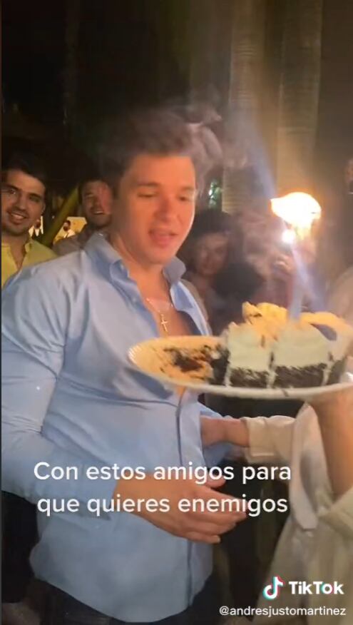 Le hacen broma en su cumpleaños diciéndole que será papá