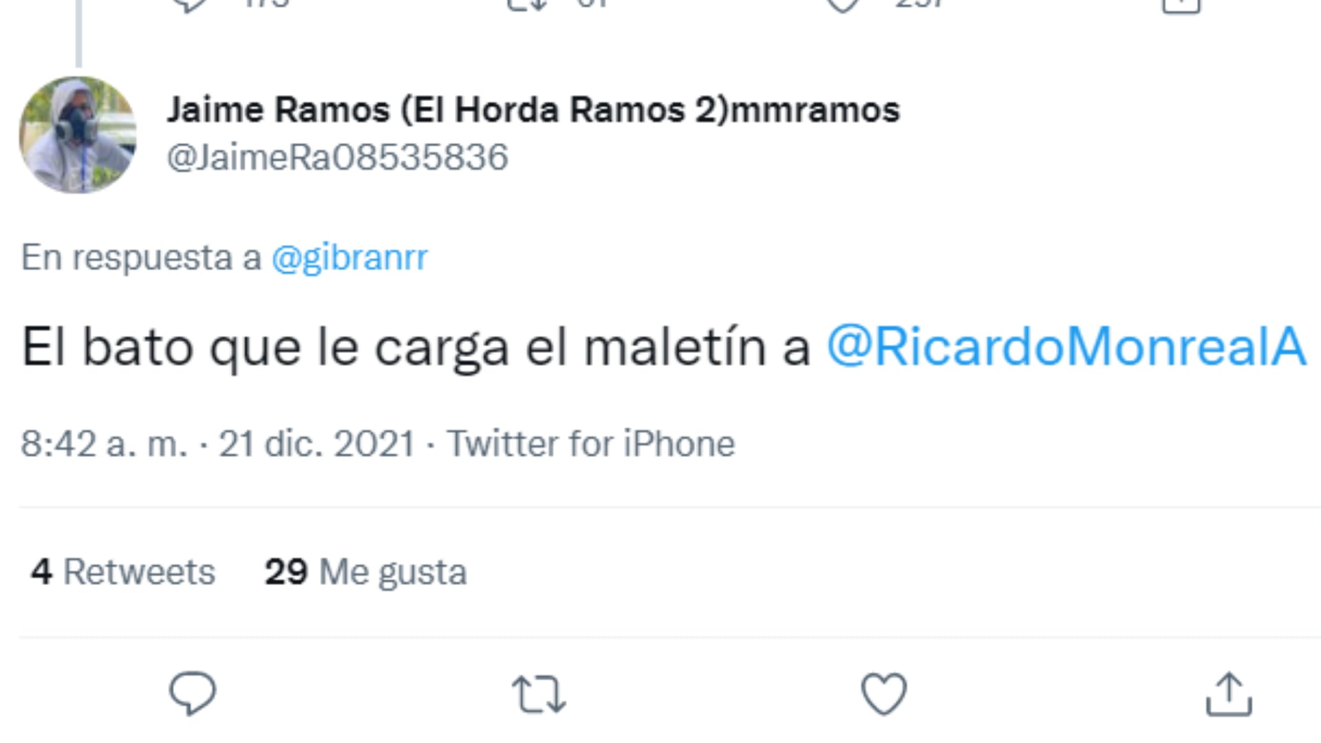 Captura de pantalla de un usuario de Twitter que señala a Gibrán Ramírez como "cargamaletas" de Ricardo Monreal