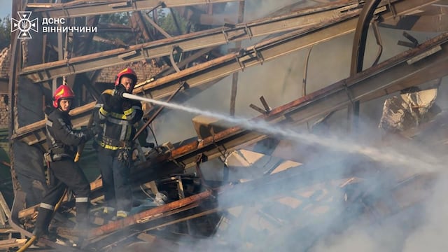 Foto facilitada por el servicio de prensa del Servicio de Emergencias del Estado (SES) de Ucrania