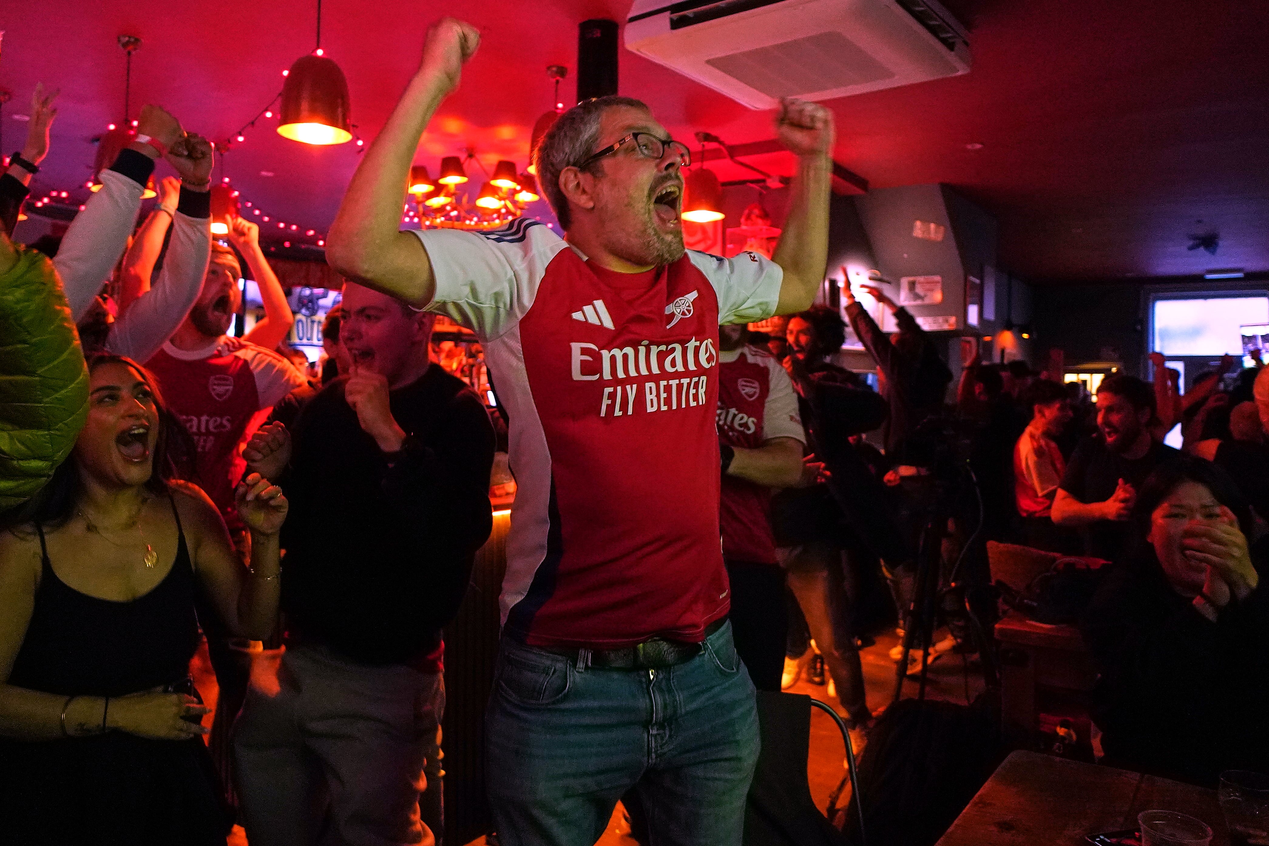 Aficionados del Arsenal celebran título