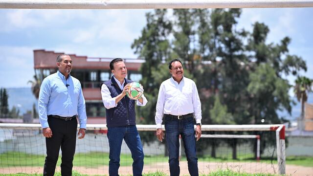 Esteban Villegas inicia construcción de cancha profesional