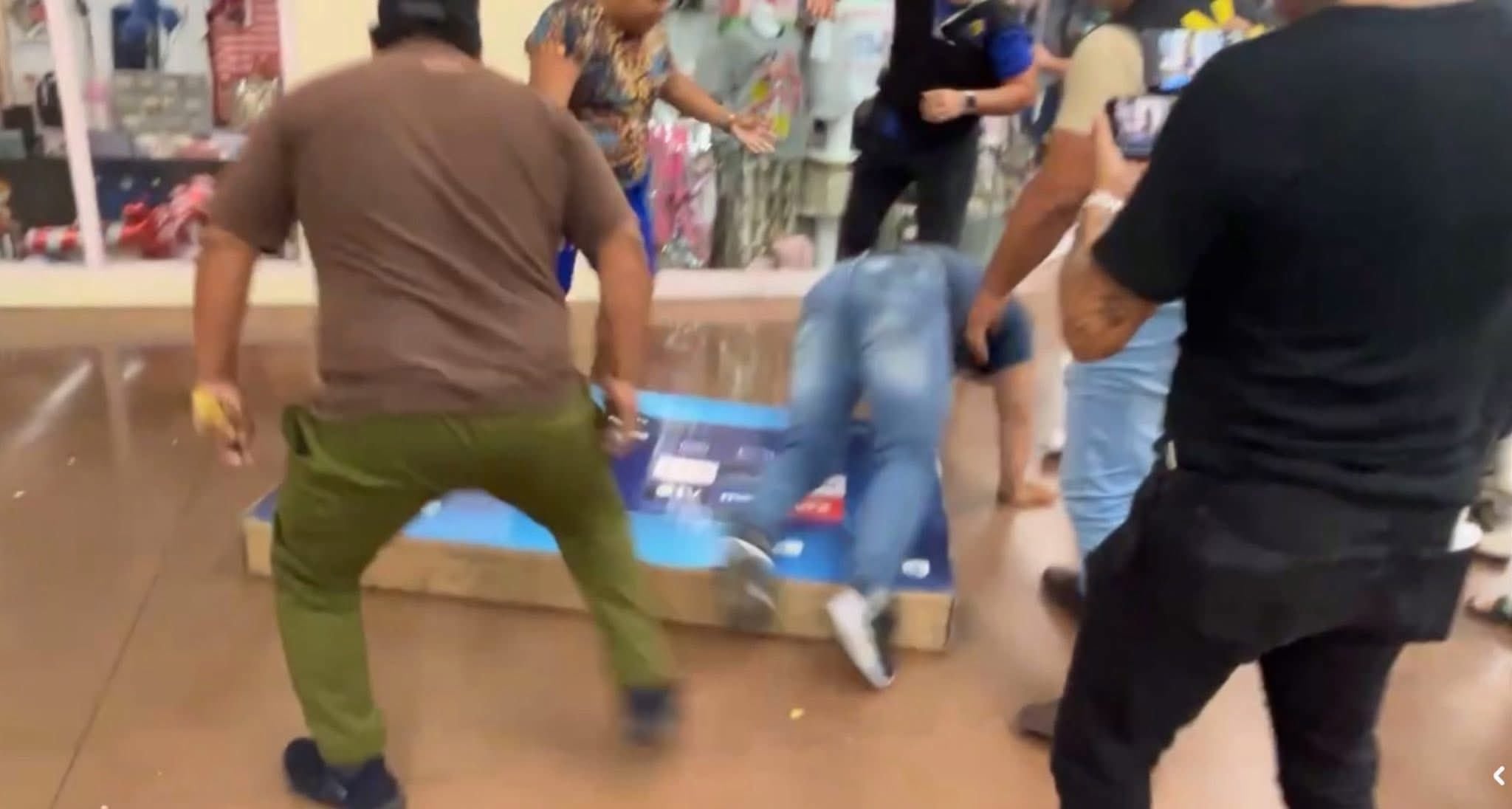 Pelea por una pantalla entre cliente y empleados en Walmart Campeche
