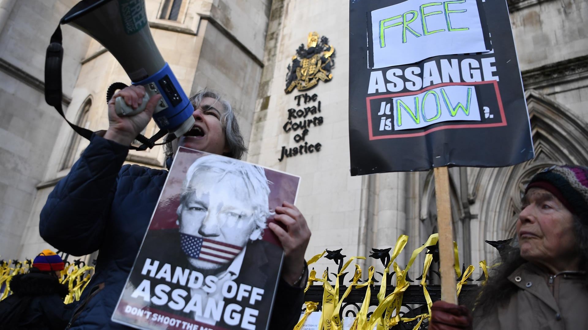 El periodismo le debe un contundente frente común a Julian Assange