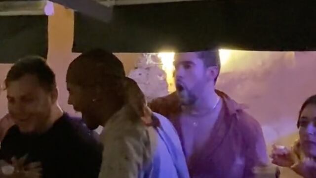 Bad Bunny enojado en un bar