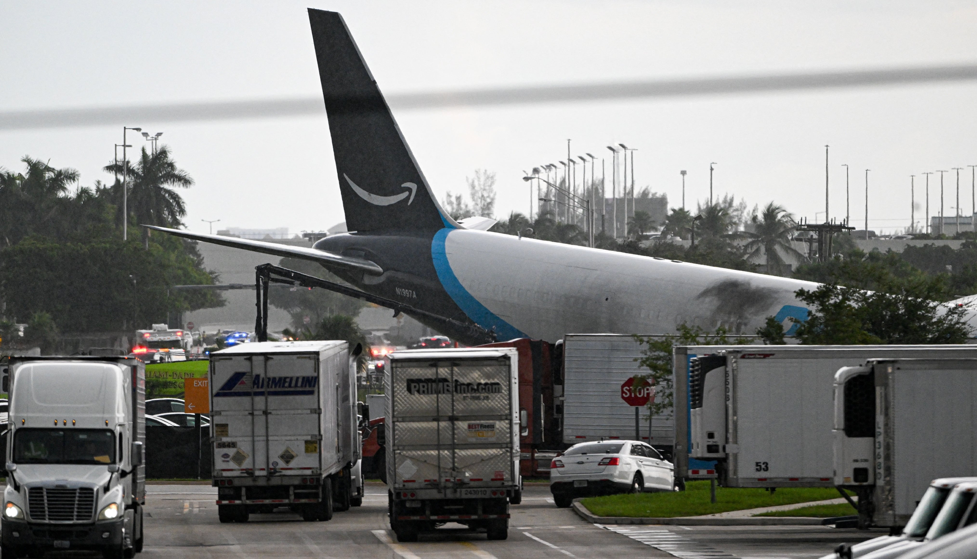 Avión de Prime Air se sale de la pista y se incendia en aeropuerto de Miami