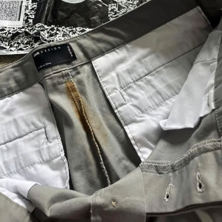 Pantalón con mancha de popó