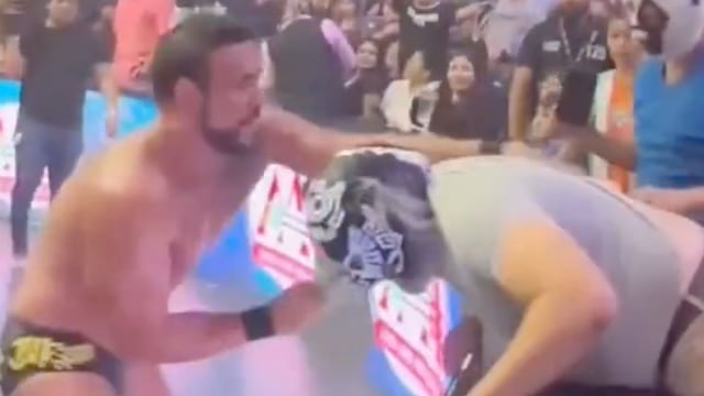 ¡Golpeado y encuerado! Fan empuja al Patrón del Río en plena función y paga las consecuencias.